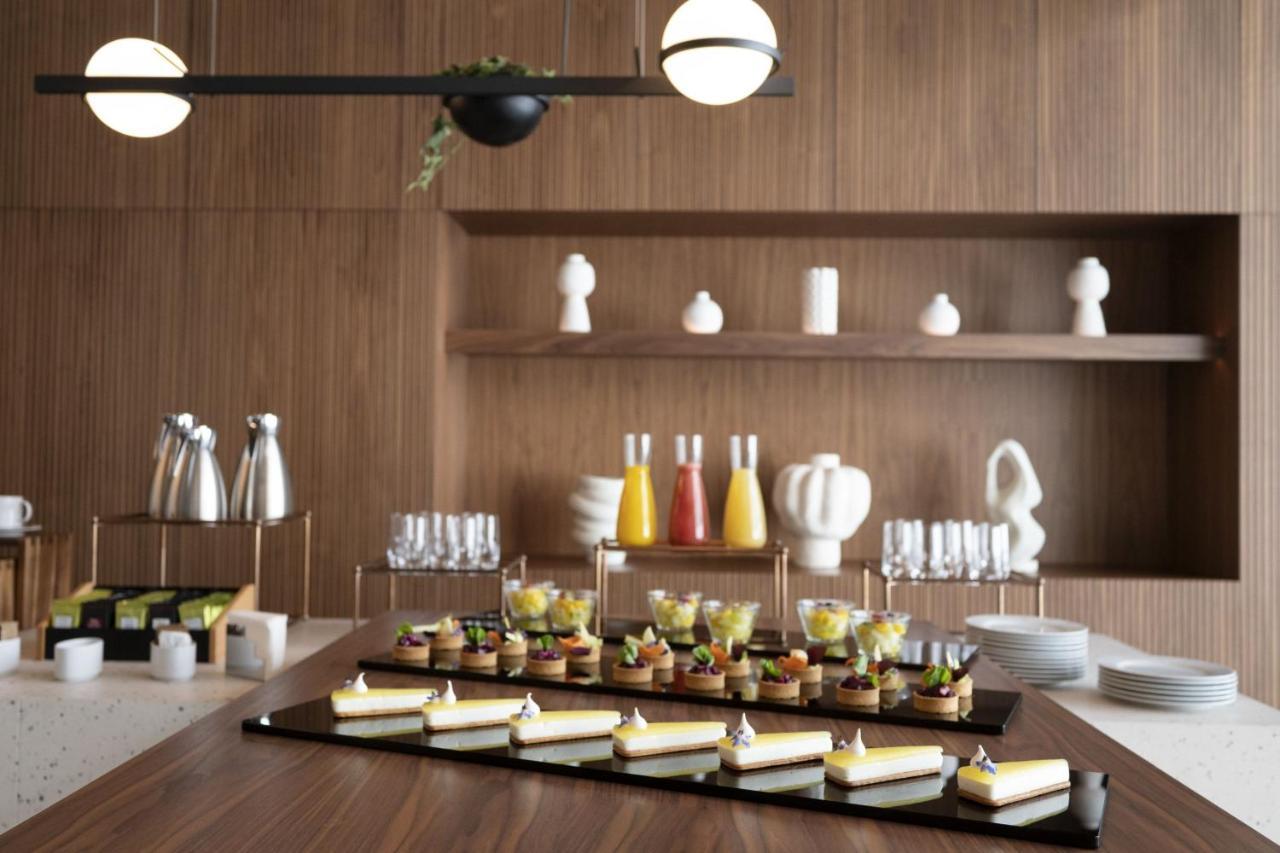 Renaissance Porto Lapa Hotel 外观 照片 A selection of desserts