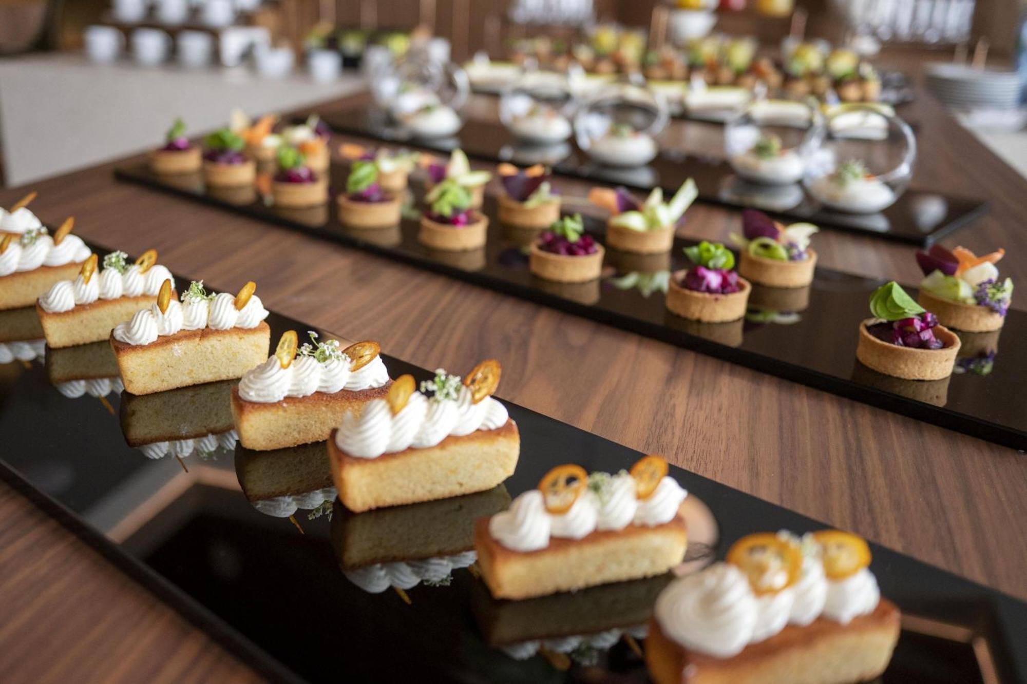 Renaissance Porto Lapa Hotel 外观 照片 A selection of desserts